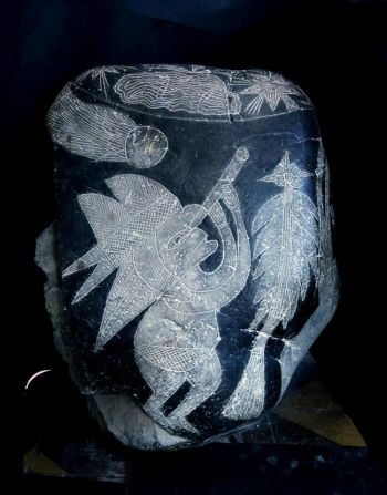 Quan sát sao chổi: Hòn đá Ica này miêu tả một người đội mũ, đang quan sát một ngôi sao chổi bằng kính viễn vọng. (Ảnh cung cấp bởi Eugenia Cabrera/Museo Cabrera)