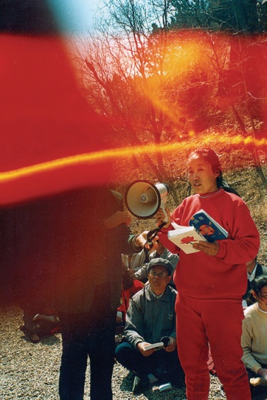 Ảnh 6: Bức ảnh có chòm sáng hình vòng cung màu đỏ vàng này chụp khi mọi người cùng đọc cuốn sách “Chuyển Pháp Luân”.
