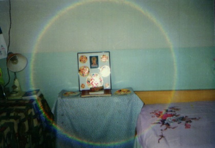 Ảnh 7: Đây là bức ảnh chụp lại đồ hình Pháp Luân tại nhà một học viên Đại Pháp, trong ảnh xuất hiện một vòng tròn sáng bảy màu.