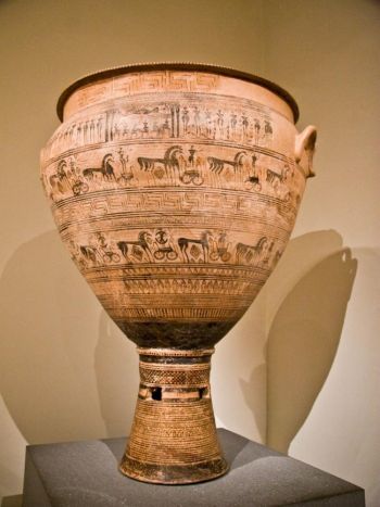 Bảo tàng Nghệ thuật Metropolitan tại New York làm nổi bật 870 năm nghệ thuật Hy Lạp. Thời kỳ Hình học trong nền văn minh Hy Lạp lấy tên từ những hình và ký tự đại diện cho các vật thể và con người. Chiếc vò hai quai được thấy ở đây đã từng được sử dụng trong tang lễ (Dan Skorbach/The Epoch Times)