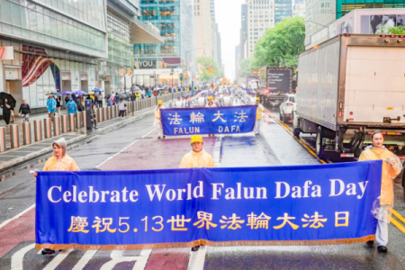 Cuộc diễu hành quy mô lớn dưới mưa gió tại New York mừng Ngày Pháp Luân Đại Pháp Thế giới