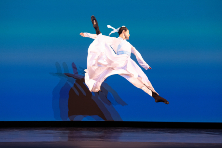 Sau hai lần thoát khỏi bức hại, diễn viên múa Shen Yun Tôn Hoằng Uy bước lên sân khấu thế giới