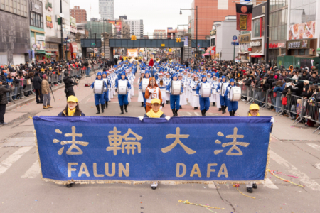 Đại diễu hành mừng năm mới tại New York khai mạc hoành tráng, đoàn Pháp Luân Công xuất hiện nổi bật