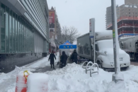 Chứng kiến các học viên ​​Pháp Luân Công kiên định trong bão tuyết, người Hoa tại New York: “Các bạn đang cứu người dân Trung Quốc”