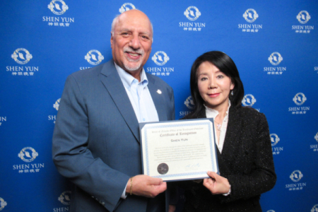 Shen Yun diễn buổi đầu tại Las Vegas, Phó Thống đốc tặng Giấy chứng nhận, mong hàng năm đến diễn