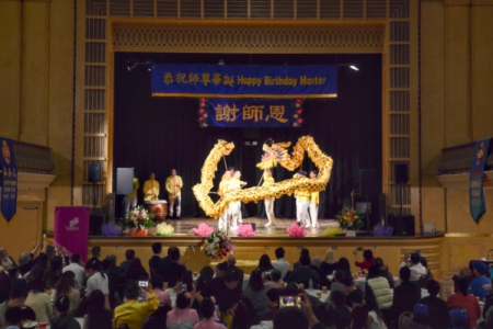 Học viên Pháp Luân Công cùng các chính khách Melbourne chúc mừng sinh nhật Lý Đại sư