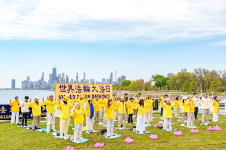 Các học viên Pháp Luân Công tại Chicago, Hoa Kỳ cảm tạ ân Sư nhân dịp kỷ niệm Ngày Pháp Luân Đại Pháp