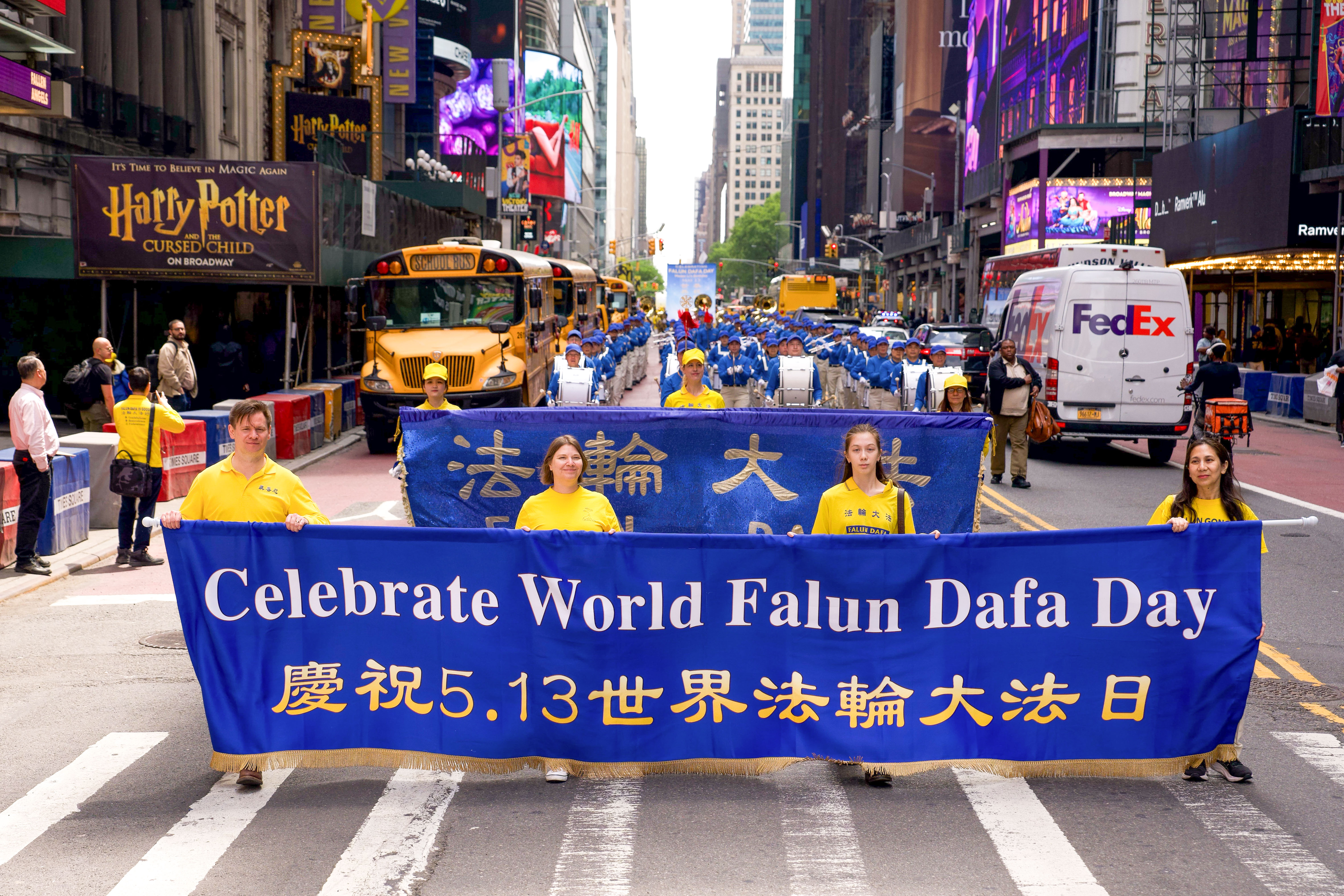 Hàng ngàn người diễu hành qua quận Manhattan (New York) mừng Ngày Pháp Luân Đại Pháp Thế giới