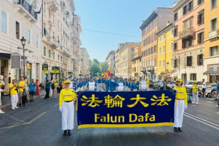 Pháp Luân Công tổ chức mít-tinh, diễu hành phản đối bức hại ở Rome, chính giới và người dân cùng lên tiếng ủng hộ