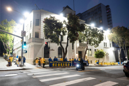 Chưa từng có trong 27 năm Pháp Luân Công phản đối bức hại: Lãnh sự quán Trung Quốc tại San Francisco bất ngờ bật đèn pha công suất lớn