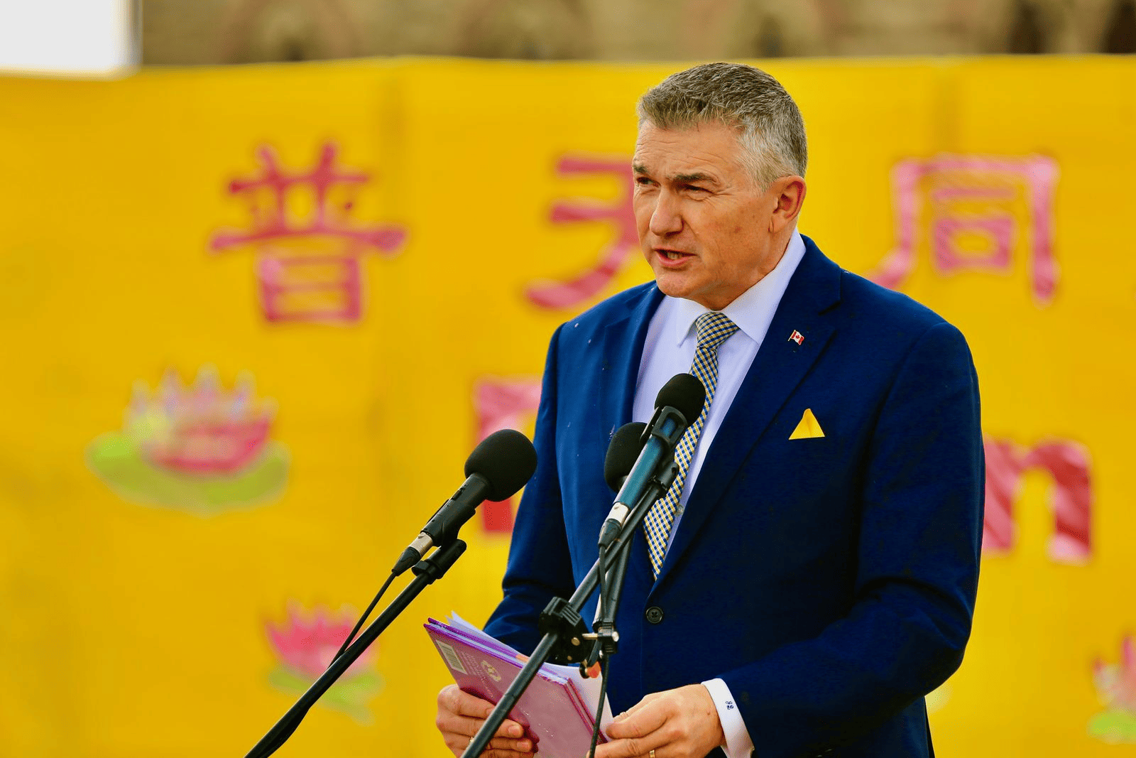 Ông James Bezan
