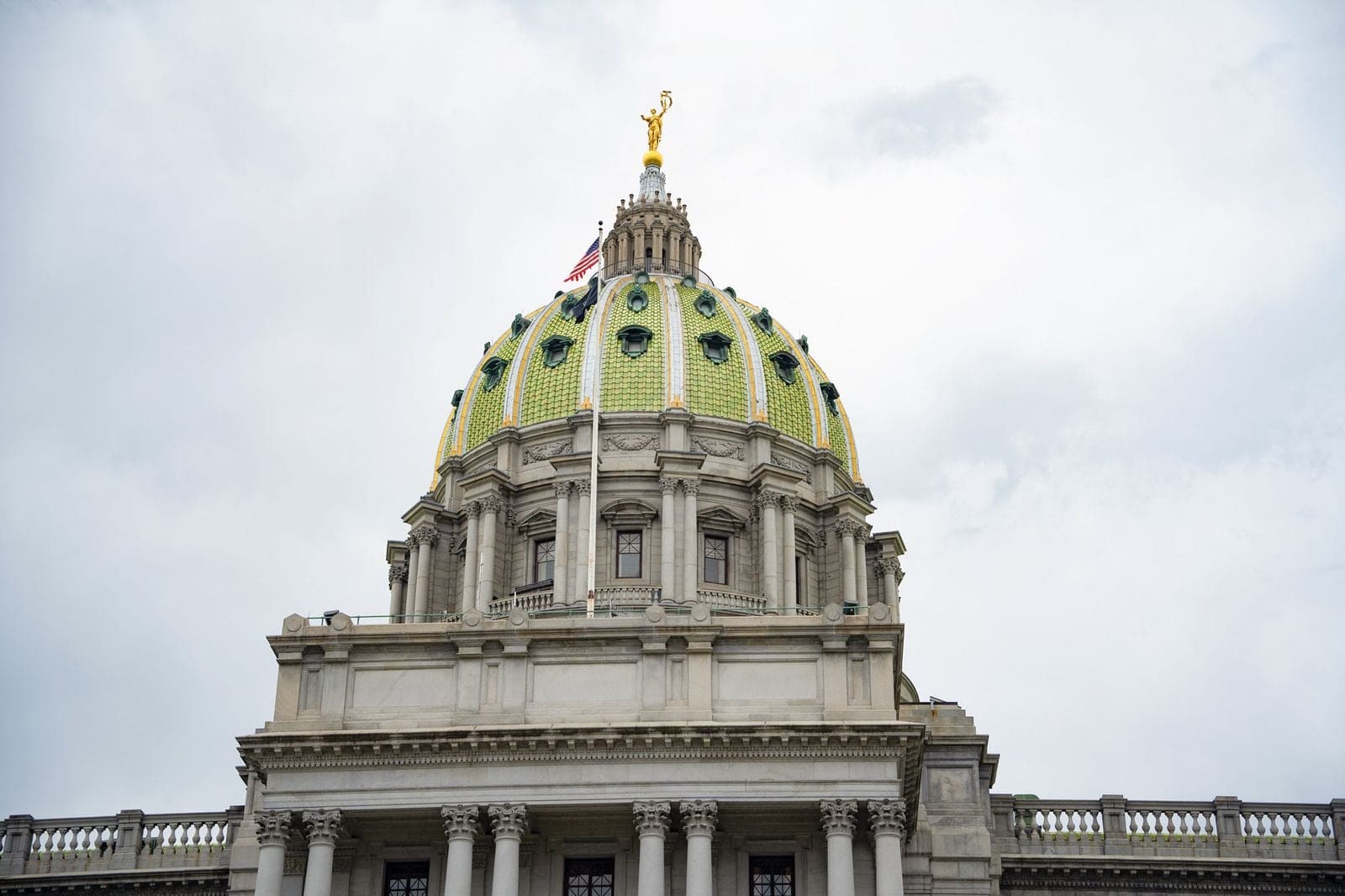 Hôm 13/5/2026, tại Tòa nhà Quốc hội Tiểu bang Pennsylvania, quốc kỳ Mỹ đã được kéo lên để công nhận những đóng góp của ông Lý Hồng Chí